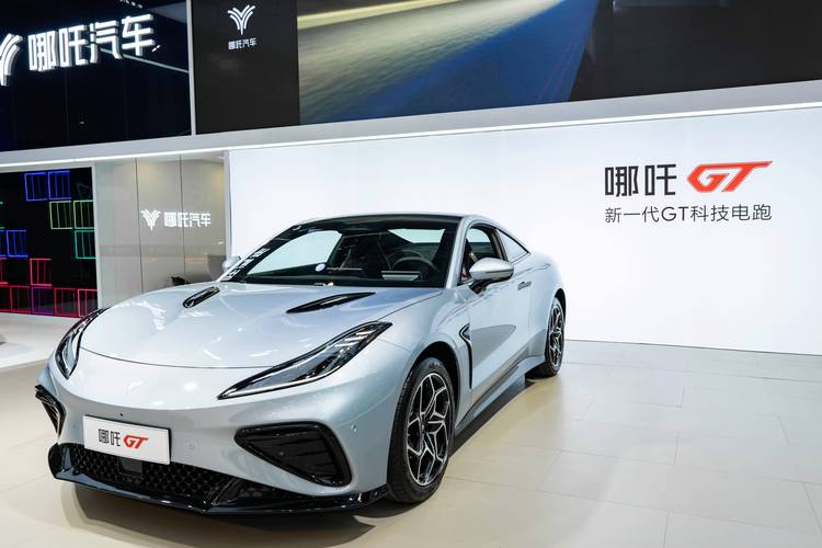 广州229哪吒汽车在智能汽车领域的表现，领途汽车在新能源汽车市场中的影响力